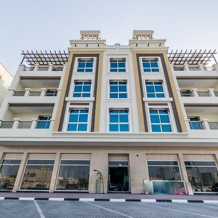 Cozy Rooms And Small Partitions For Men Guests In Dubai Exterior photo