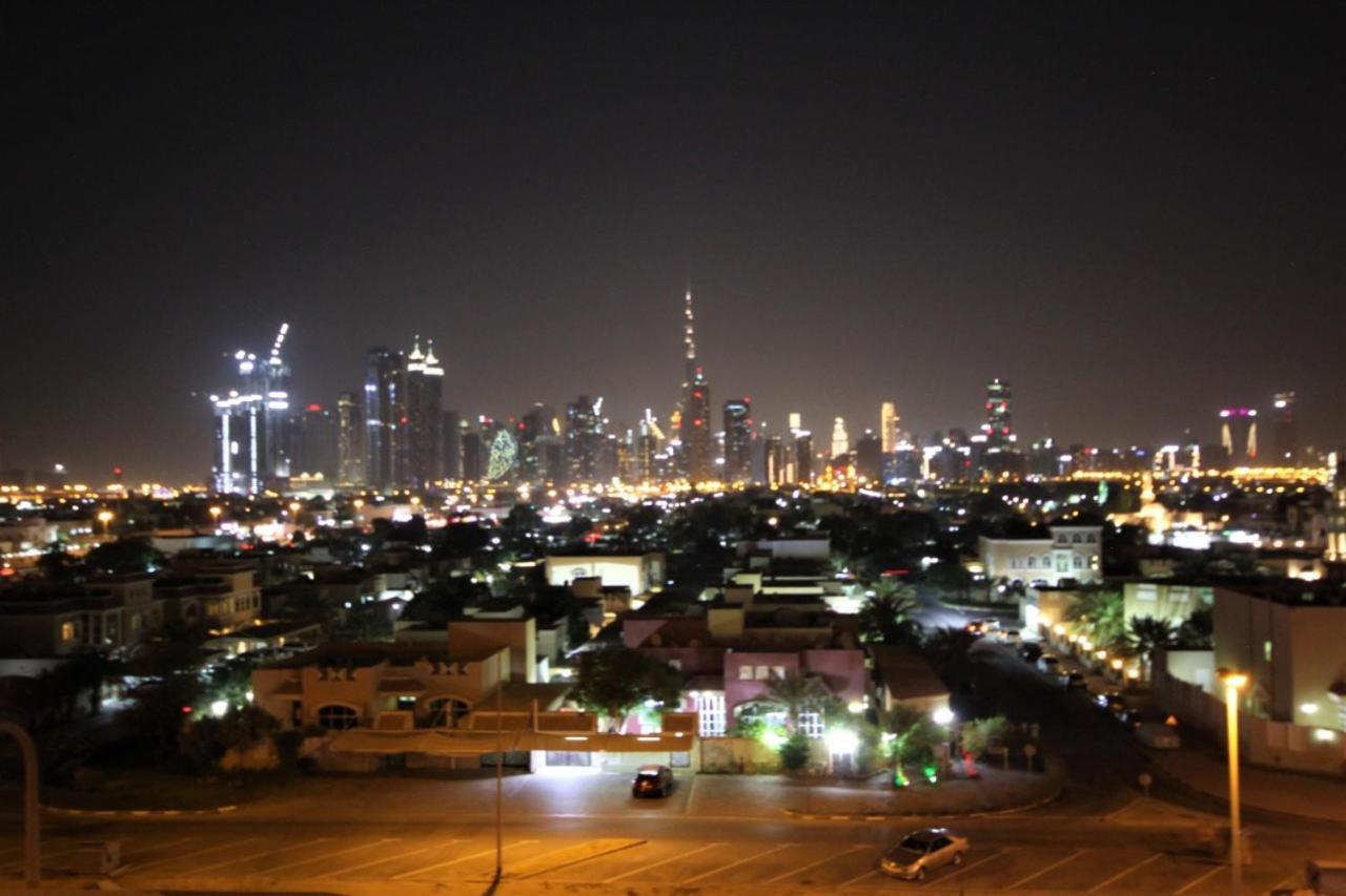 Cozy Rooms And Small Partitions For Men Guests In Dubai Exterior photo