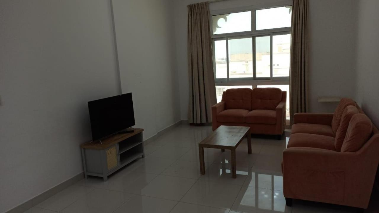 Cozy Rooms And Small Partitions For Men Guests In Dubai Exterior photo