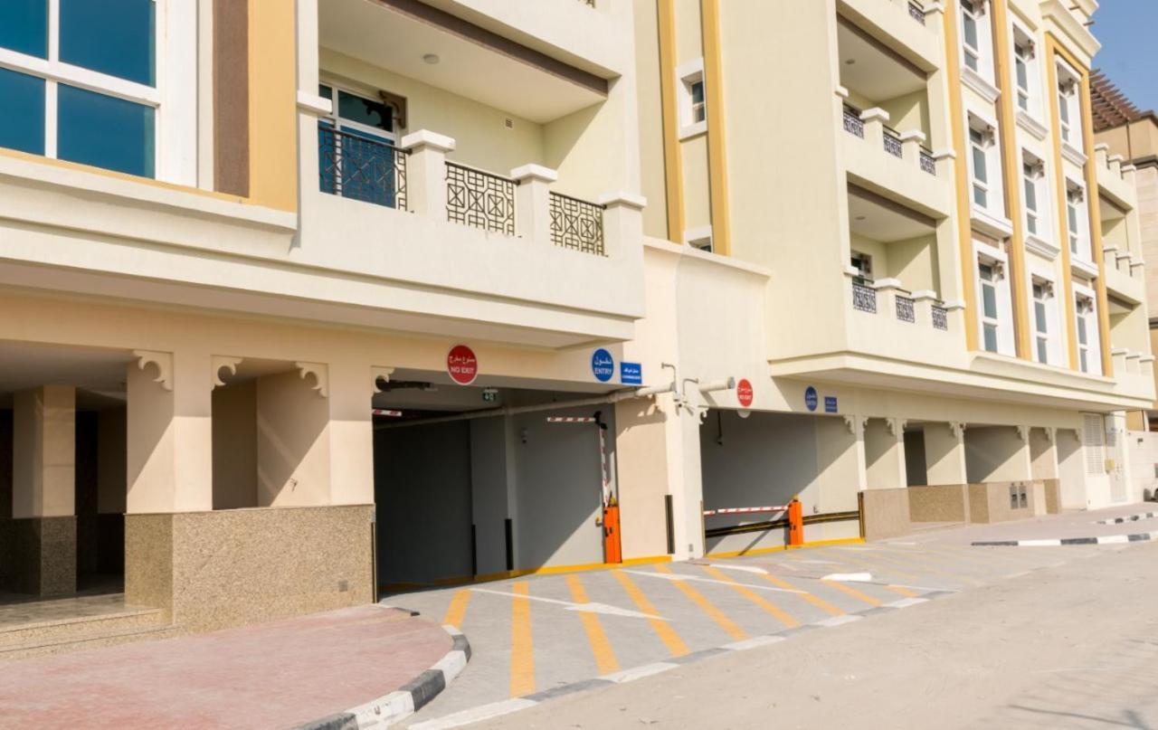 Cozy Rooms And Small Partitions For Men Guests In Dubai Exterior photo