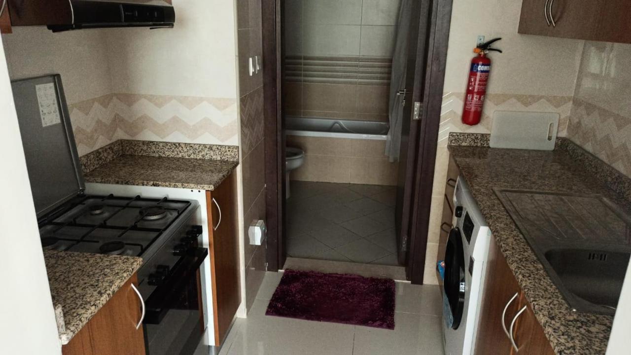 Cozy Rooms And Small Partitions For Men Guests In Dubai Exterior photo