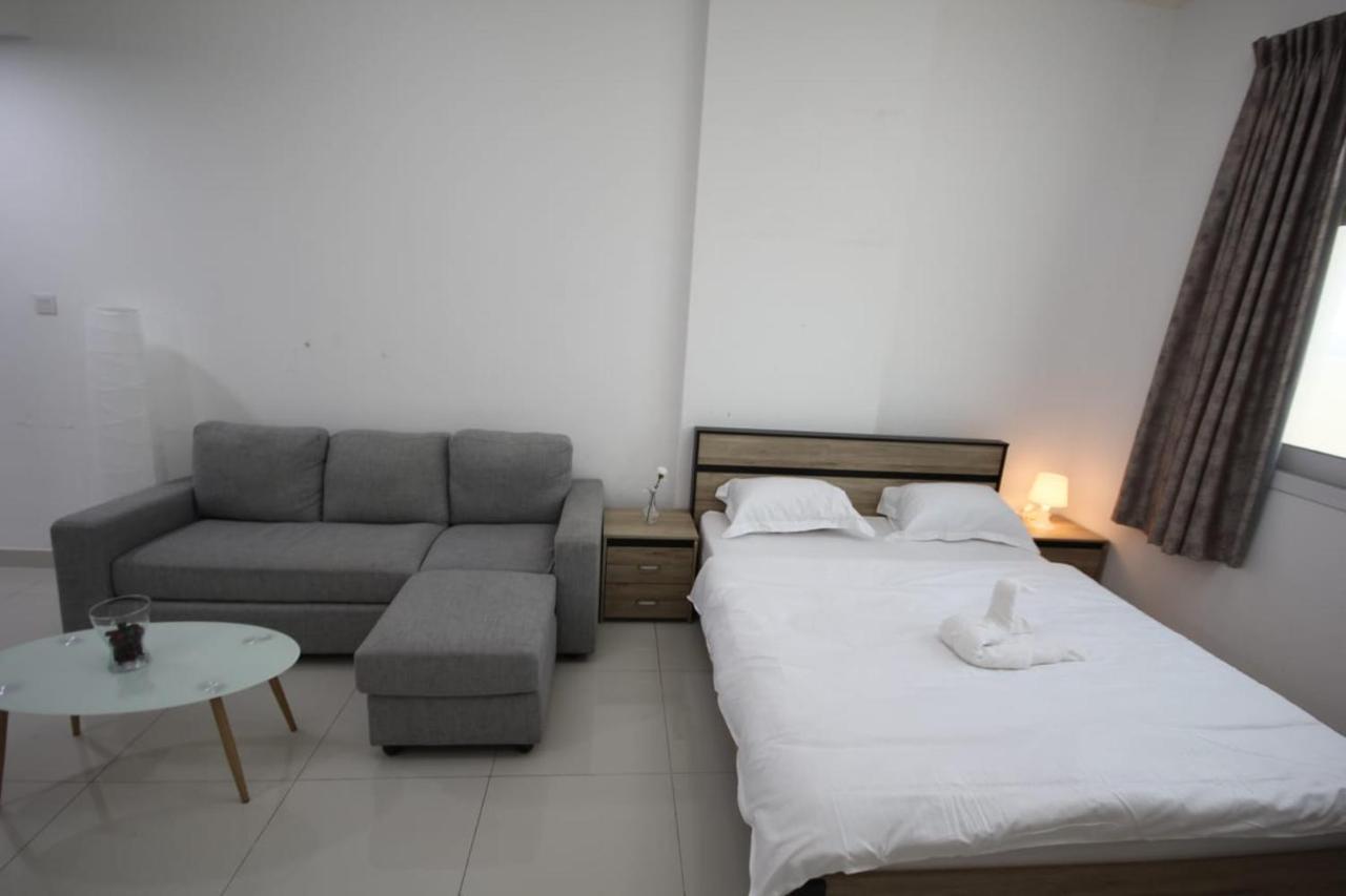 Cozy Rooms And Small Partitions For Men Guests In Dubai Exterior photo