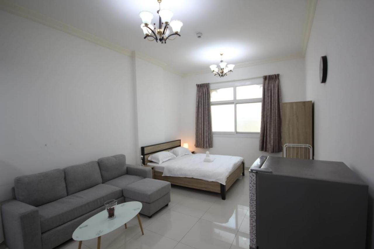 Cozy Rooms And Small Partitions For Men Guests In Dubai Exterior photo