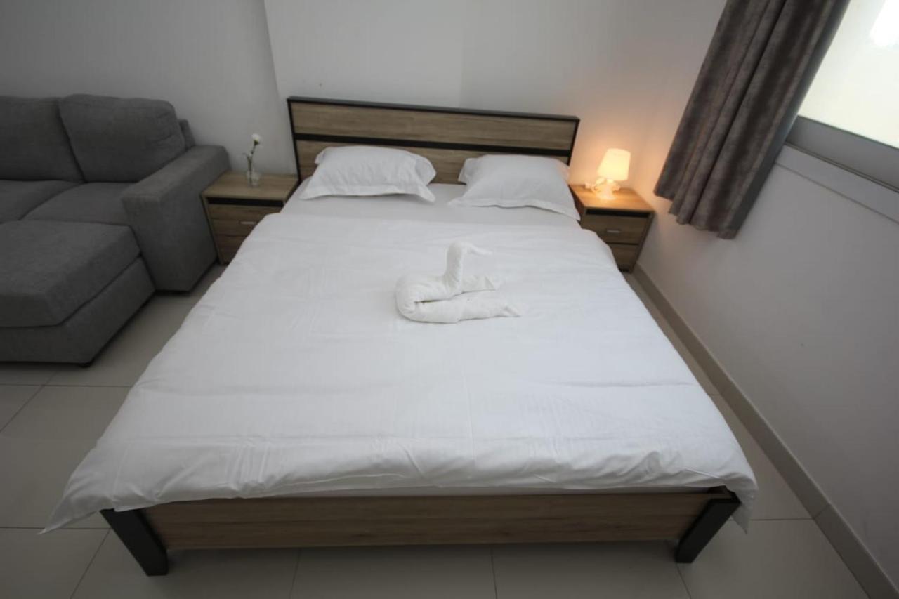 Cozy Rooms And Small Partitions For Men Guests In Dubai Exterior photo