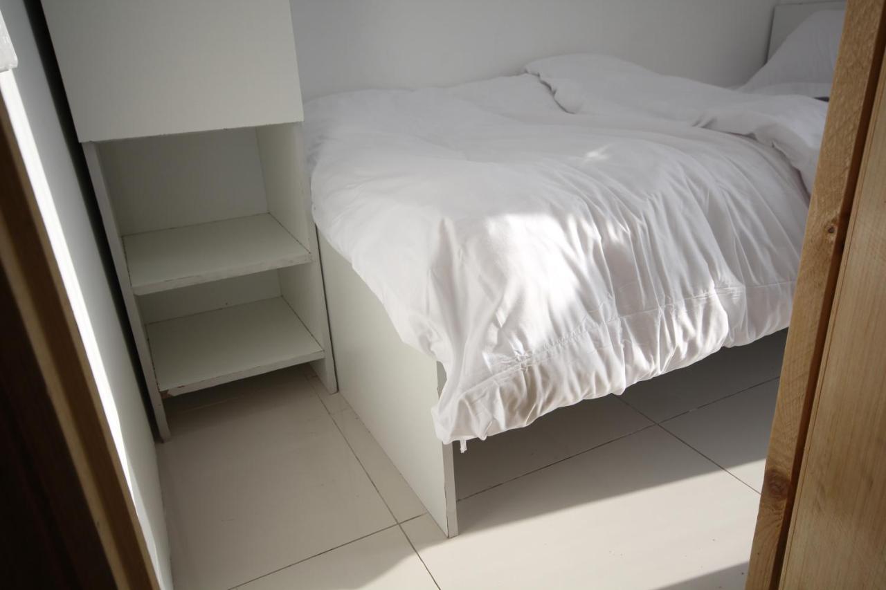 Cozy Rooms And Small Partitions For Men Guests In Dubai Exterior photo