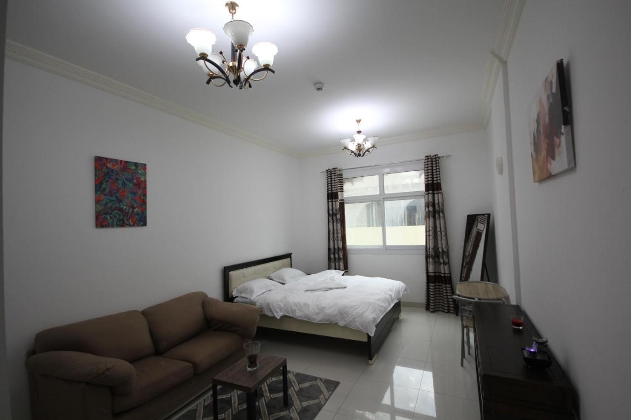 Cozy Rooms And Small Partitions For Men Guests In Dubai Exterior photo