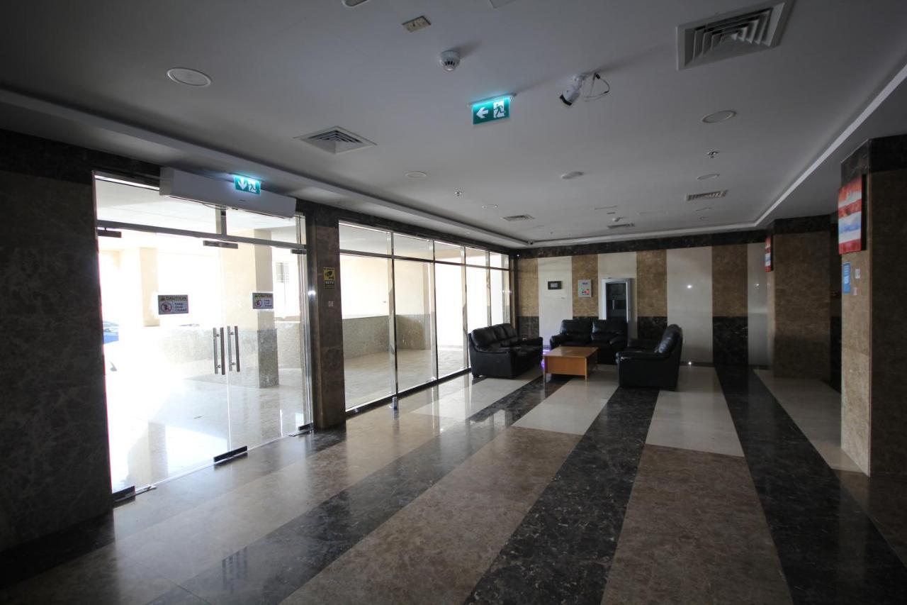 Cozy Rooms And Small Partitions For Men Guests In Dubai Exterior photo
