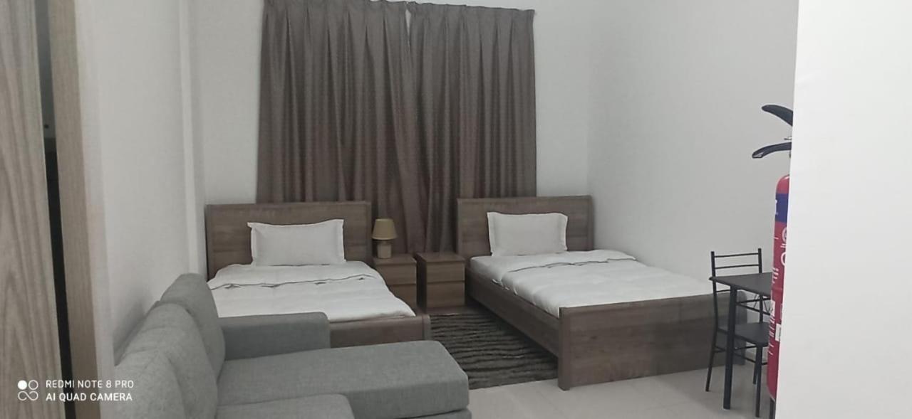 Cozy Rooms And Small Partitions For Men Guests In Dubai Exterior photo