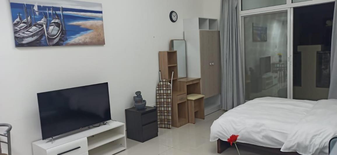 Cozy Rooms And Small Partitions For Men Guests In Dubai Exterior photo
