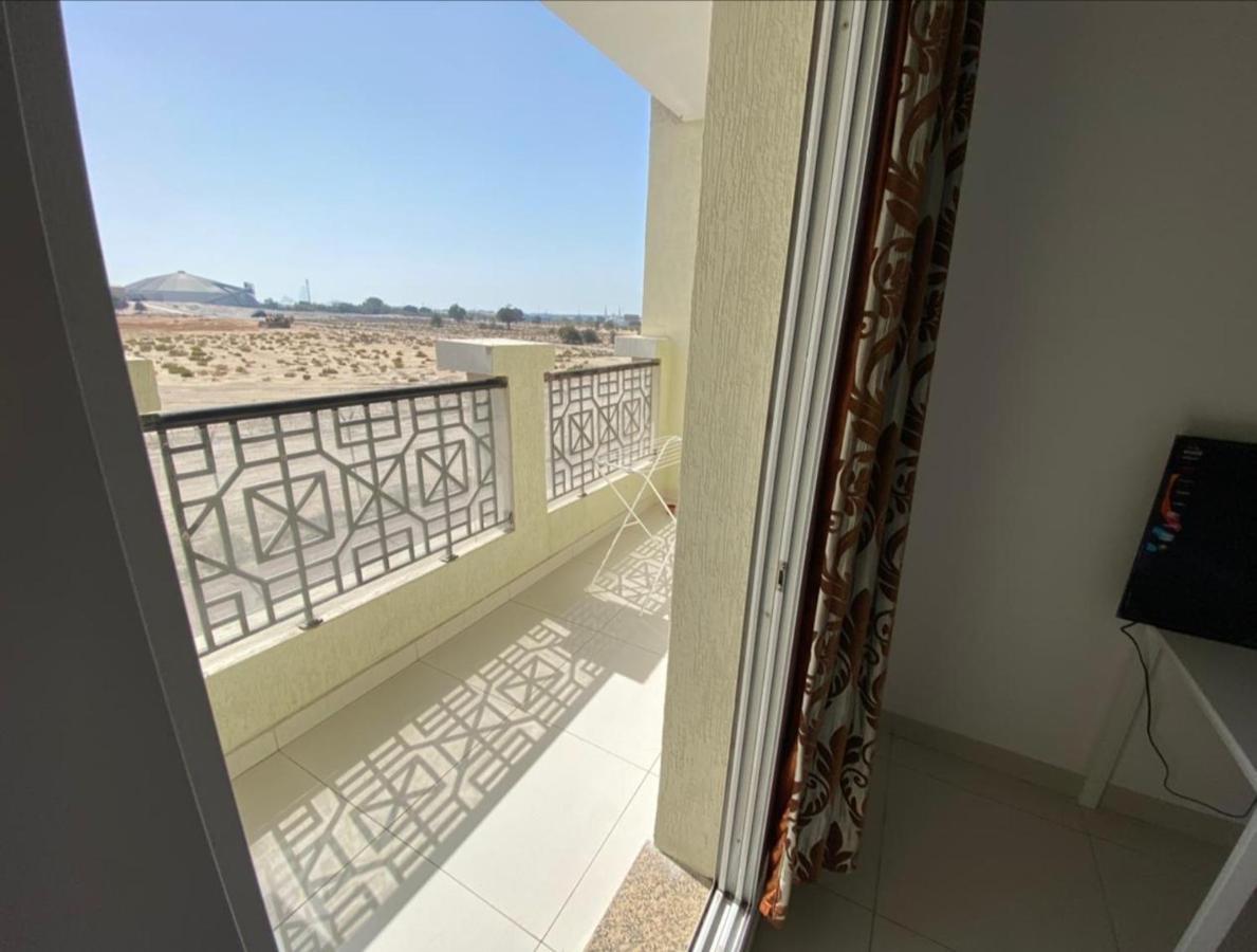 Cozy Rooms And Small Partitions For Men Guests In Dubai Exterior photo