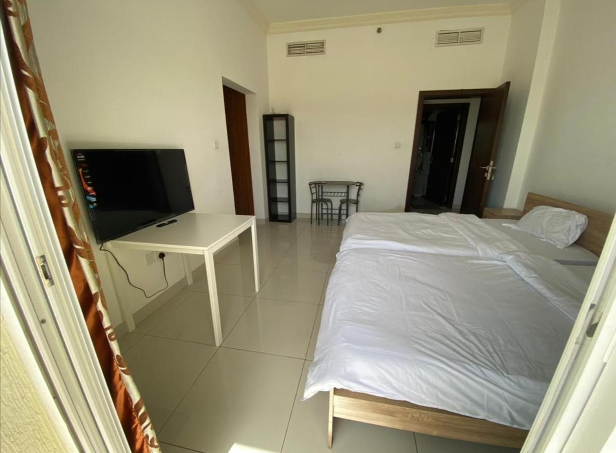 Cozy Rooms And Small Partitions For Men Guests In Dubai Exterior photo