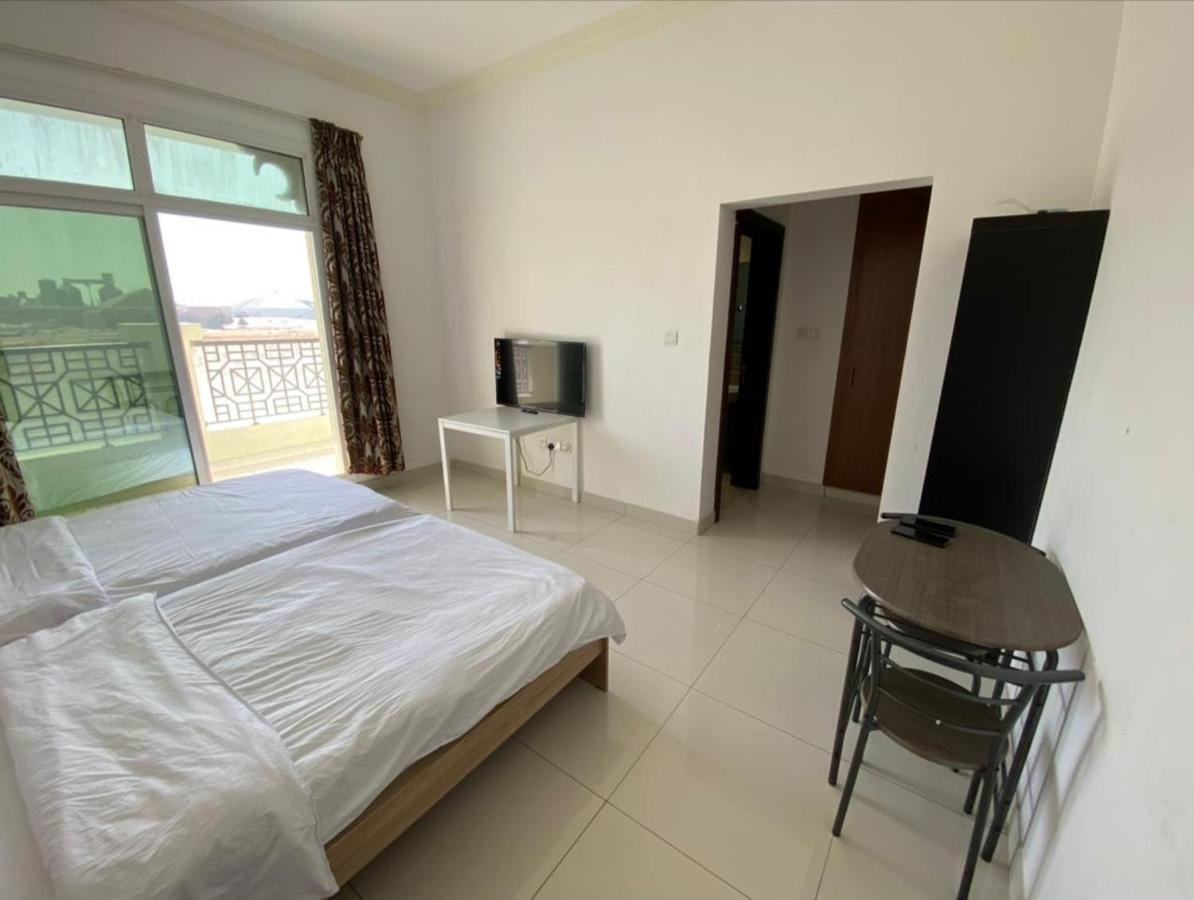 Cozy Rooms And Small Partitions For Men Guests In Dubai Exterior photo