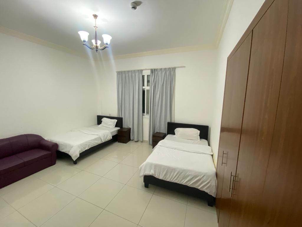 Cozy Rooms And Small Partitions For Men Guests In Dubai Exterior photo