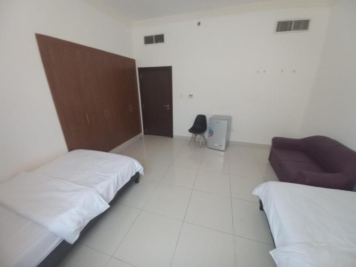 Cozy Rooms And Small Partitions For Men Guests In Dubai Exterior photo