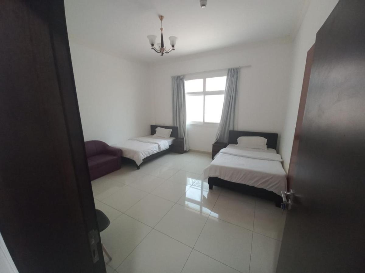 Cozy Rooms And Small Partitions For Men Guests In Dubai Exterior photo