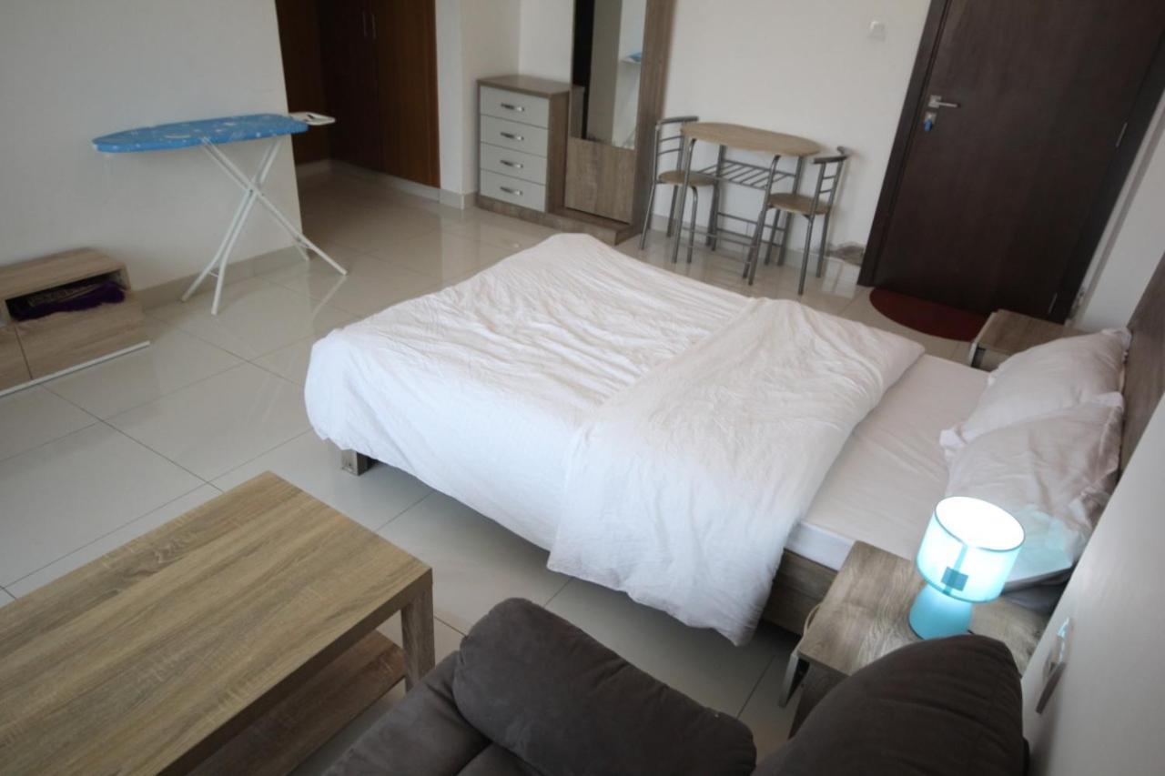 Cozy Rooms And Small Partitions For Men Guests In Dubai Exterior photo