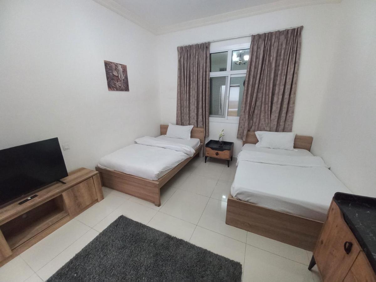 Cozy Rooms And Small Partitions For Men Guests In Dubai Exterior photo