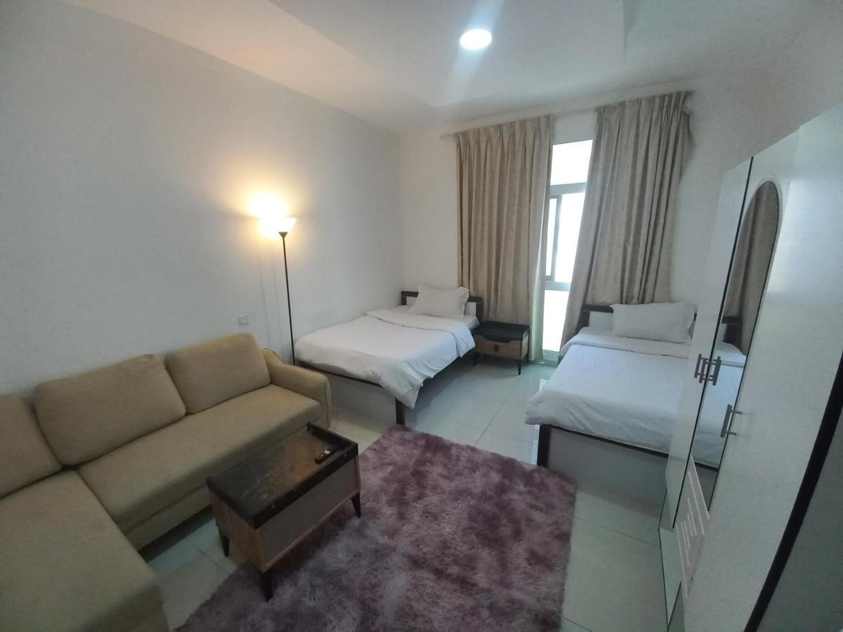 Cozy Rooms And Small Partitions For Men Guests In Dubai Exterior photo