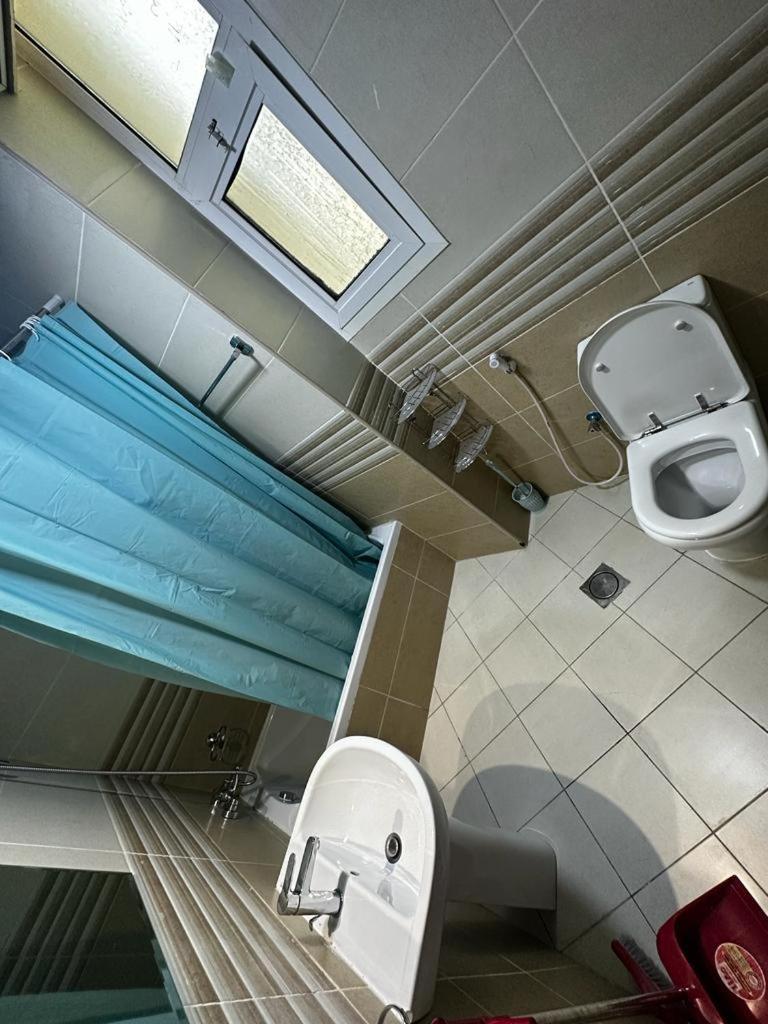 Cozy Rooms And Small Partitions For Men Guests In Dubai Exterior photo