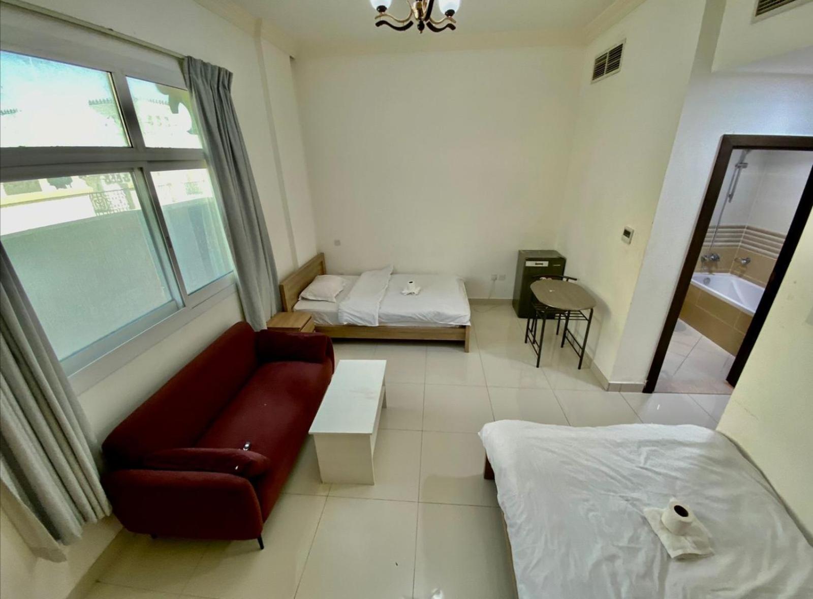 Cozy Rooms And Small Partitions For Men Guests In Dubai Exterior photo