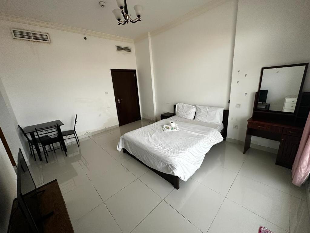Cozy Rooms And Small Partitions For Men Guests In Dubai Exterior photo