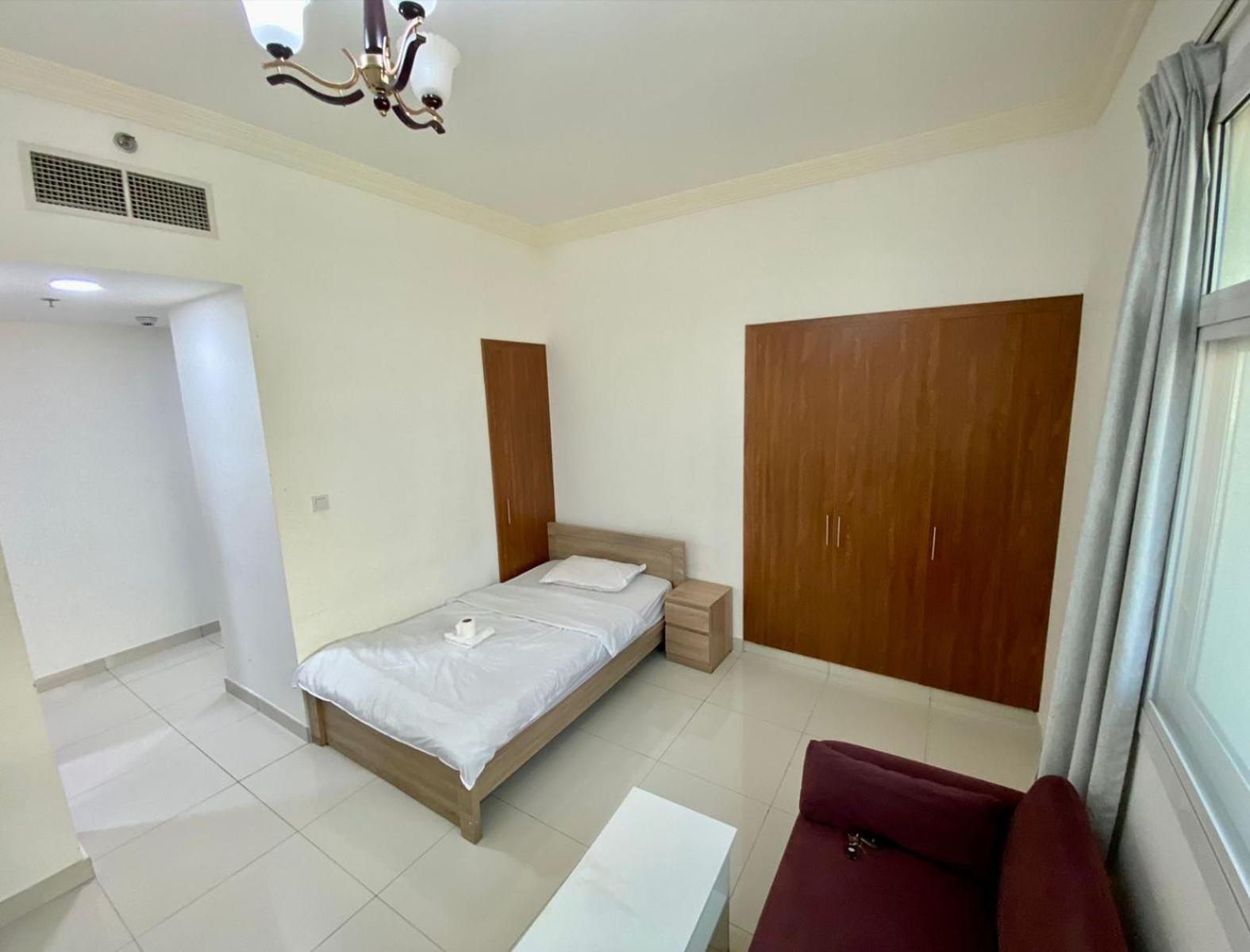 Cozy Rooms And Small Partitions For Men Guests In Dubai Exterior photo
