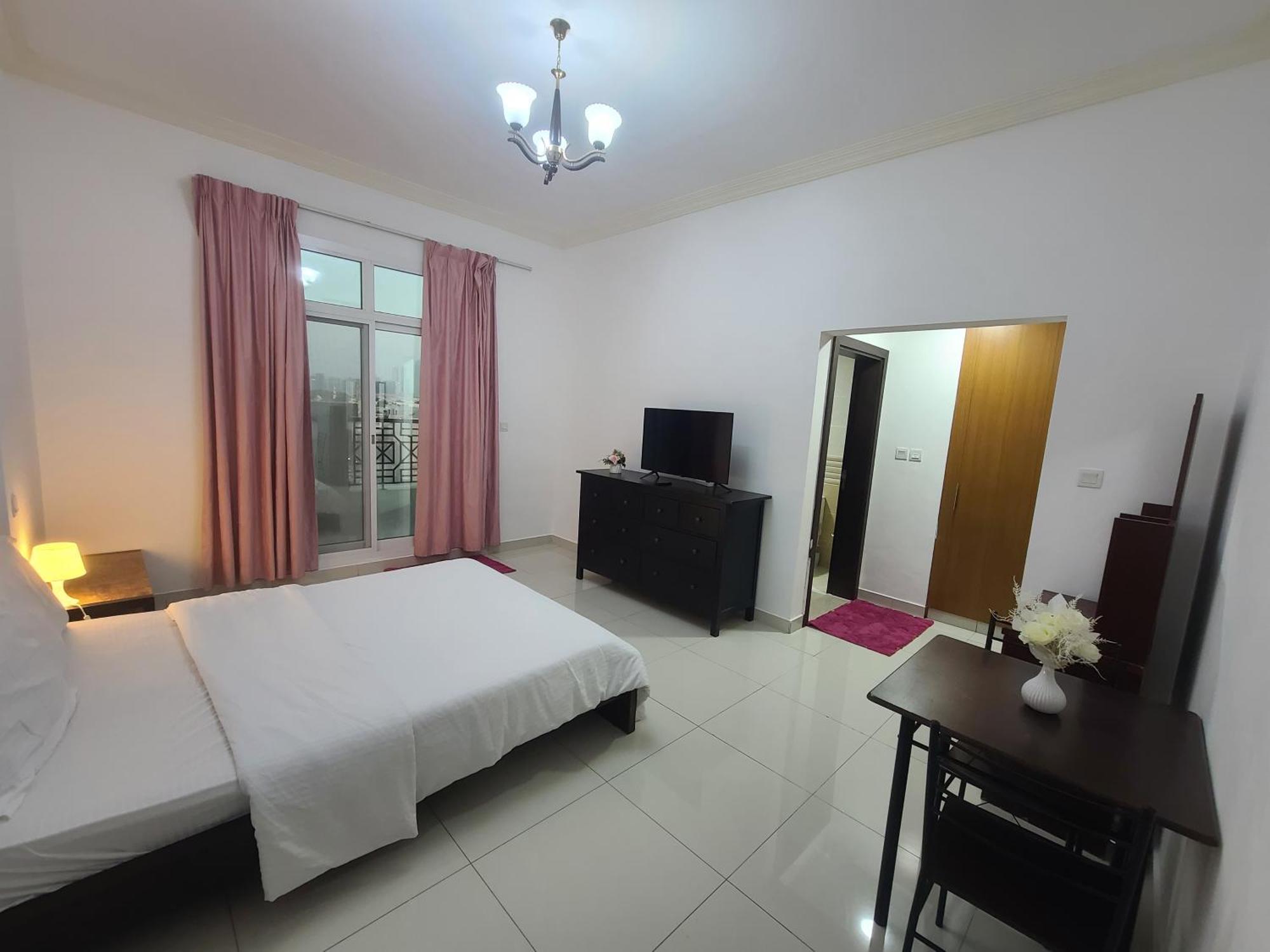 Cozy Rooms And Small Partitions For Men Guests In Dubai Exterior photo